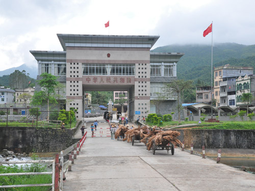 Xuất khẩu song mây qua cửa khẩu Bắc Phong Sinh
