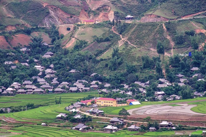 Bản Lìm Thái đặc trưng với những ngôi nhà mái Thái đặc trưng, nằm sát dưới chân đèo Khau Phạ.