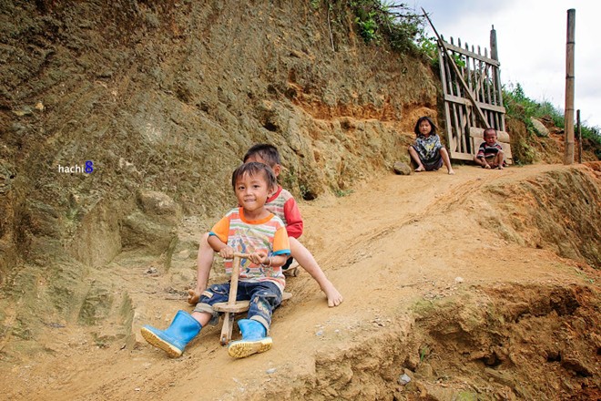 Những lũ trẻ hồn nhiên với trò chơi đơn sơ.