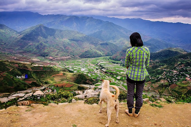 Được đứng đây, thư giãn cùng người bạn giữa mênh mang gió núi nơi lưng chừng trời này là một cảm giác tuyệt vời quá đỗi.
