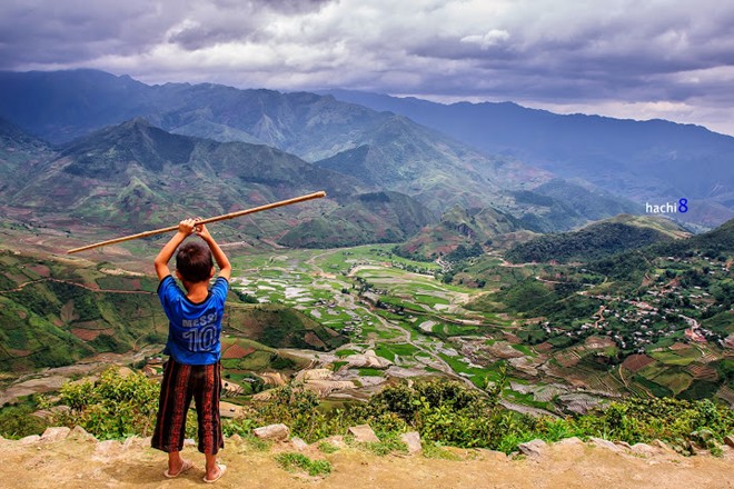 Chú bé tinh nghịch trên đỉnh đèo Khau Phạ.