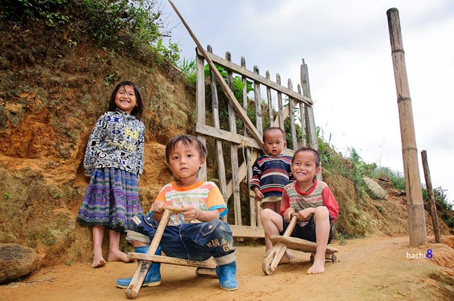 Những đứa trẻ hồn nhiên nô đùa.