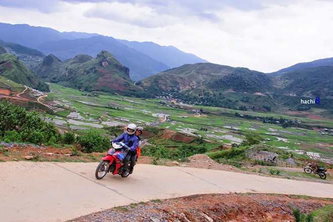 Cung đường dốc ngược như lên trời. Rất may là nó đã được thảm mặt bê tông.