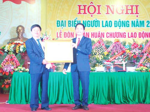  Thứ trưởng Bộ Công Thương Trần Tuấn Anh trao Huân chương Lao động hạng Nhì cho Tổng giám đốc Nguyễn Duy Khuyến