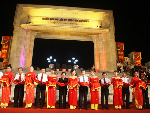 Đoàn cán bộ lãnh đạo cao cấp T.Ư cắt băng khánh thành công trình nâng cấp xây dựng Nghĩa trang Liệt sỹ quốc gia Đường 9