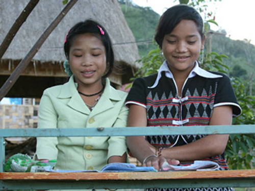 Lũ trẻ người Rơ Mâm ở làng Le cũng nói được nhiều ngôn ngữ khác nhau