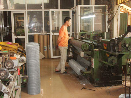 Cơ sở sản xuất lưới sắt ở làng nghề cơ kim khí Phùng Xá