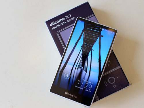  Chiếc smartphone cao cấp tới từ Nhật, Sharp Aquos Zeta SH-04F, với màn hình Full HD 5,4 inch viền siêu mỏng.