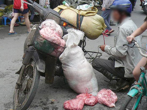 Thu mua mỡ bẩn, ôi thiu… ở các chợ về làm hàng.