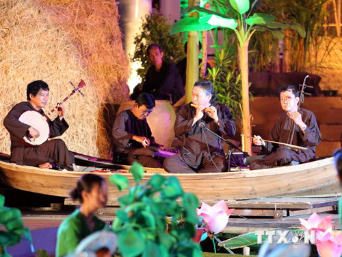 Biểu diễn đờn ca tài tử.