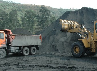 Việc làm bền vững đi đôi với an toàn lao động.