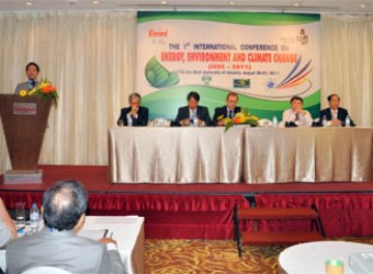 Thứ trưởng Bộ Công Thương Trần Tuấn Anh kiêm Hiệu trưởng HUI phát biểu tại hội thảo.