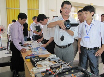 Các đại biểu tham quan các sản phẩm tiết kiệm năng lượng điện trưng bày tại hội nghị
