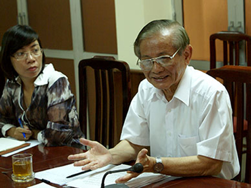 Giáo sư Phan Huy Lê trao đổi tại buổi làm việc với Cục Văn thư và Lưu trữ Nhà nước