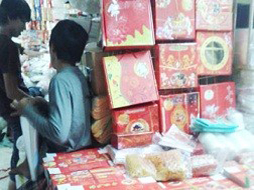 Bao bì, vỏ hộp đựng bánh Trung thu bày bán tại chợ Bình Tây