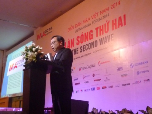 Ông Nguyễn Văn Hiếu – Thứ trưởng Bộ Kế hoạch và Đầu tư  trao đổi với đại biểu tham gia diễn đàn 