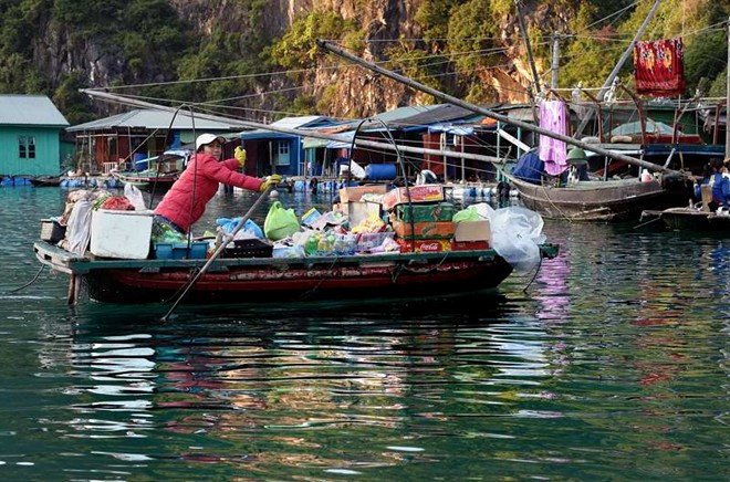 Thăm làng chài đẹp nhất thế giới ở vịnh Hạ Long