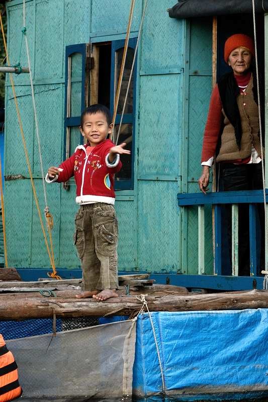 Thăm làng chài đẹp nhất thế giới ở vịnh Hạ Long