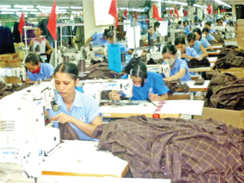 Hàng may mặc nội cần đẩy mạnh tiêu thụ qua kênh bán buôn tại các chợ truyền thống