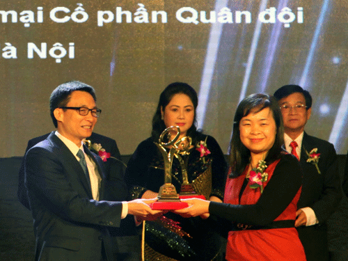 Phó Thủ tướng Vũ Đức Đam trao giải Chất lượng Vàng Quốc gia 2013 cho bà Phạm Thị Trung Hà – Phó Tổng Giám đốc Ngân hàng TMCP Quân đội (MB).