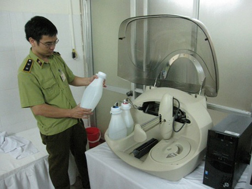 Lực lượng quản lý thị trường tiến hành kiểm tra các thiết bị y tế tại các cơ sở