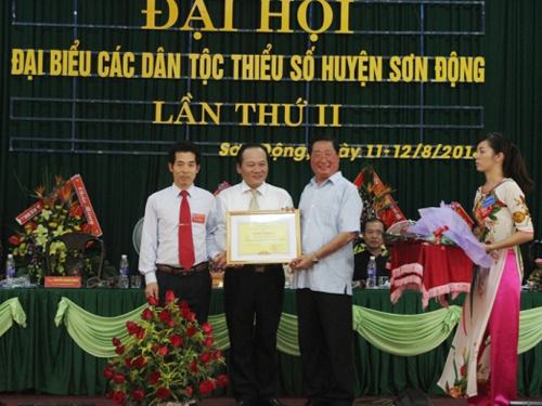 Bộ trưởng, Chủ nhiệm UBDT Giàng Seo Phử tặng Bằng khen cho các đại biểu có thành tích xuất sắc