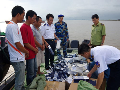 Lực lượng Cảnh sát biển bắt giữ xuồng cao tốc vận chuyển hơn 80.000 bao thuốc lá nhập lậu. (Ảnh: canhsatbien.vn)