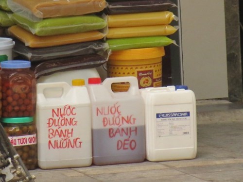 Các can 5 lít đựng nước đường làm bánh nướng, bánh dẻo cũng không có bất cứ thông tin nào về nguồn gốc xuất xứ.