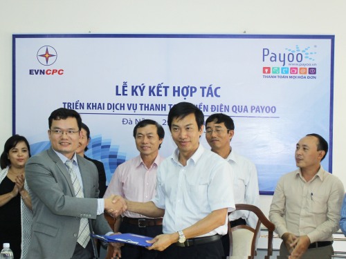 Đại diện 2 đơn vị ký kết hợp đồng.