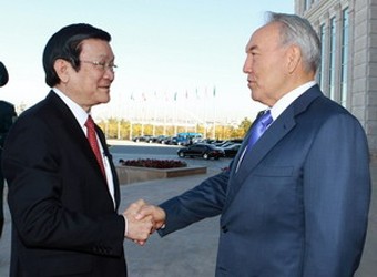 Tổng thống Kazakhstan Nursultan Nazarbayev đón Chủ tịch nước Trương Tấn Sang tại Dinh Tổng thống.