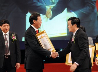 Chủ tịch nước Trương Tấn Sang trao giải thưởng Hồ Chí Minh cho công trình khoa học công nghệ đặc biệt xuất sắc của Tập đoàn Dầu khí quốc gia Việt Nam