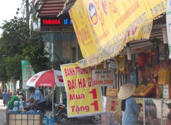 Bánh trung thu khuyến mãi "khủng" mua một tặng 1 tại đường Kinh Dương Vương, Q.6, TP.HCM.