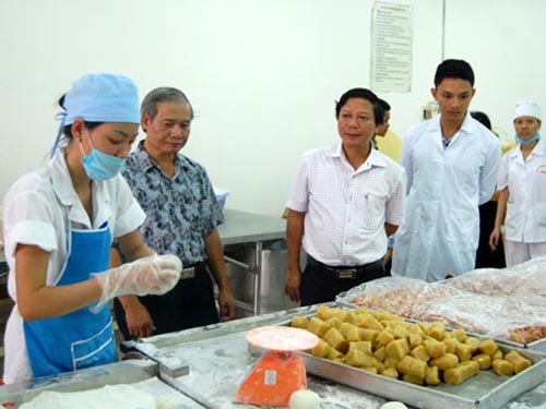 Sở y tế Hà Nội kiểm tra quy trình làm bánh trung thu tại Công ty CP Bánh kẹo Hà Nội