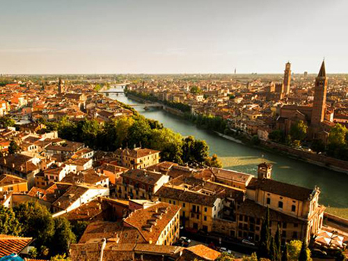 Thành phố Verona xinh đẹp và cổ kính nằm ở vùng Veneto, miền bắc nước Italy. 