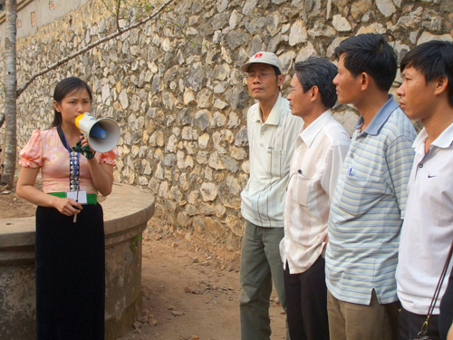 Hướng dẫn viên du lịch địa phương hướng dẫn khách tham quan