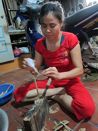 Người nghệ nhân say mê với từng công đoạn của việc làm chuồn chuồn tre.