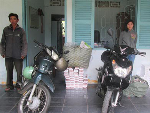 Đối tượng Nguyễn Thanh Tùng và Nguyễn Tuyết Mai cùng tang vật.