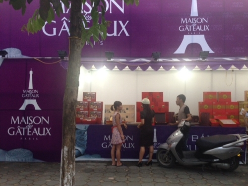 Chị Cẩm mua bánh tại cửa hàng bánh của hãng Maison tại đường Nguyễn Khánh Toàn, Cầu Giấy, Hà Nội.