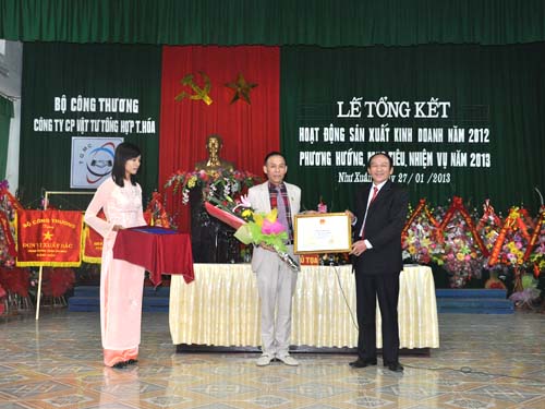 Doanh nhân Lê Ngọc Hạnh (bên trái) đón nhận bằng khen của Công đoàn ngành Công Thương