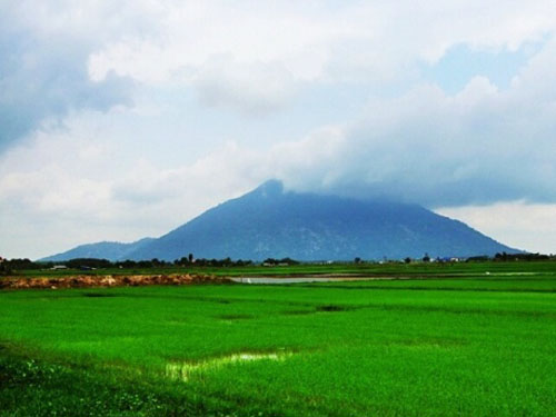 Núi Bà Đen nhìn từ xa mờ ảo trong làn mây che phủ.