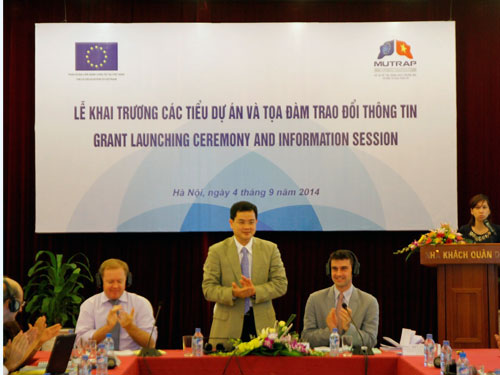 Ông Bùi Huy Sơn- Cục trưởng Cục Xúc tiến Thương mại - Bộ Công Thương, Giám đốc dự án EU-MUTRAP (giữa) khai trương 6 tiểu dự án do EU tài trợ. 