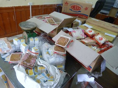 La liệt bánh trung thu nghi làm giả nhãn mác được cơ quan chức năng phát hiện