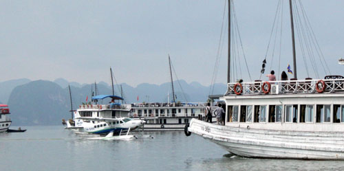 Bay thủy phi cơ ngắm cảnh Vịnh Hạ Long