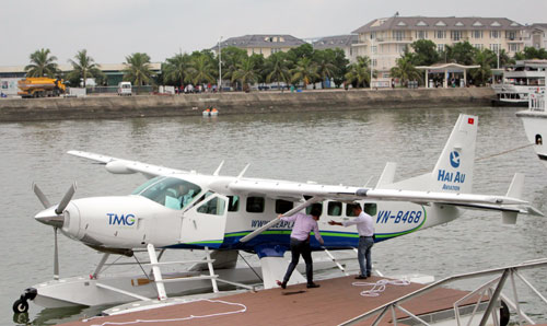 Bay thủy phi cơ ngắm cảnh Vịnh Hạ Long
