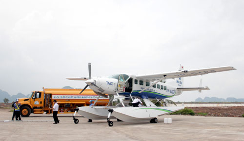 Bay thủy phi cơ ngắm cảnh Vịnh Hạ Long