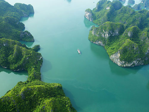 Vịnh Hạ Long nhìn từ thủy phi cơ - Ảnh: Hàng không Hải Âu cung cấp