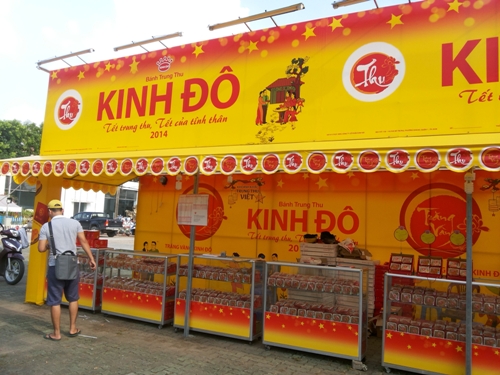 Cận kề Trung thu, cửa hàng bánh Kinh Đô vẫn vắng bóng khách hàng.