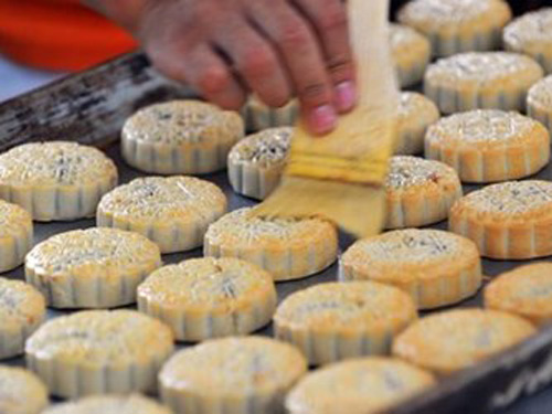 Sau rằm, bánh Trung thu được bán tháo với giá rẻ.