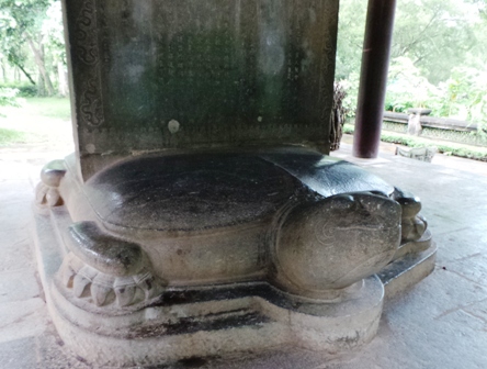 Tấm bia được đặt trên lưng Rùa.