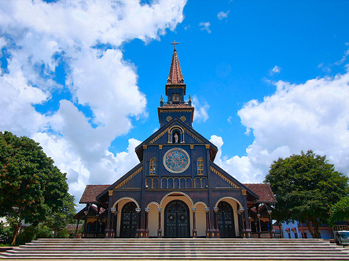 Mặt đứng tổng thể của ngôi nhà thờ gỗ.